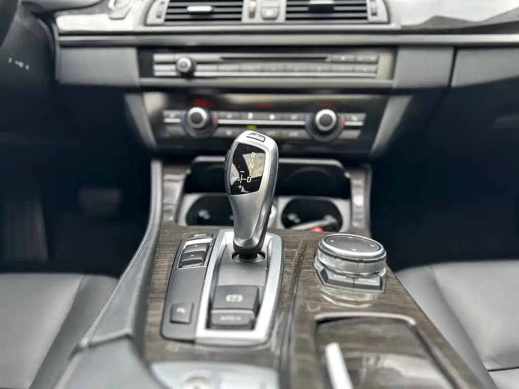 BMW 5 Series 2015 — фото 16