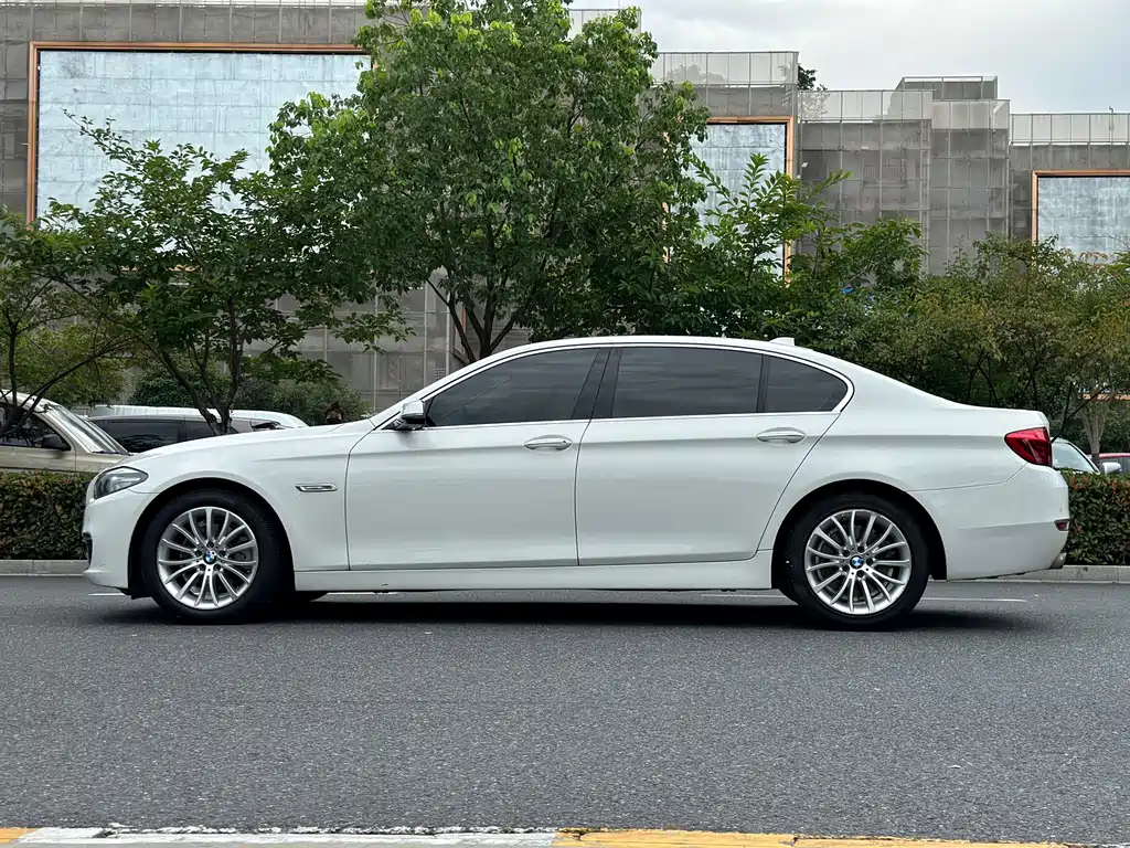 BMW 5 Series 2015 — фото 23