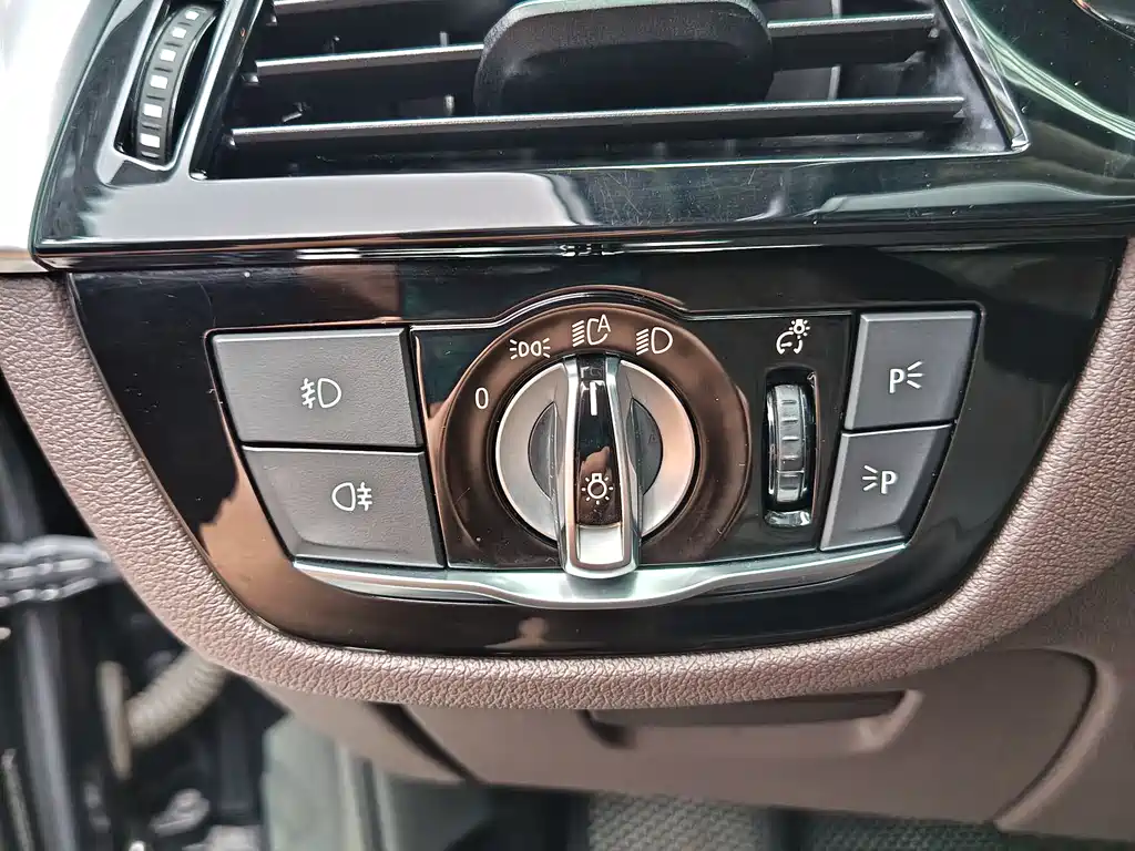 BMW 5 Series 2019 — фото 15