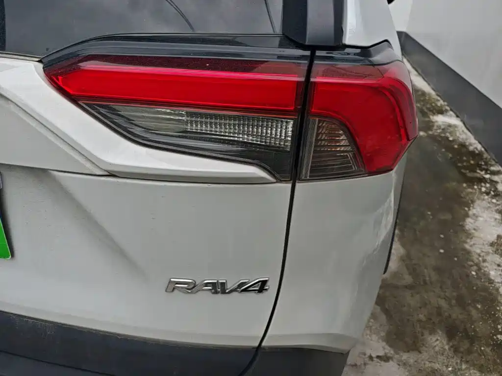 Toyota RAV4 2023 — фото 24