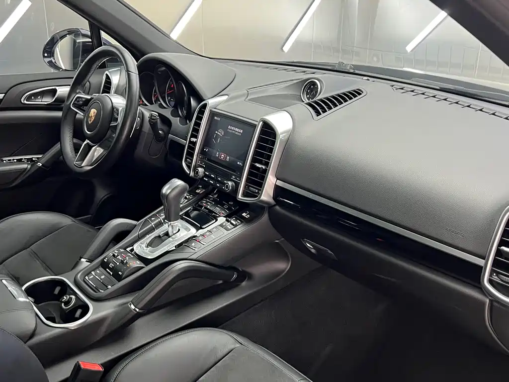 Porsche Cayenne 2018 — фото 28