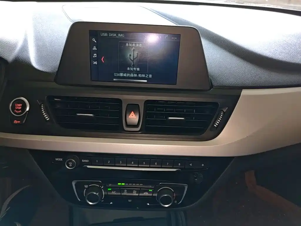 BMW 1 Series 2018 — фото 13