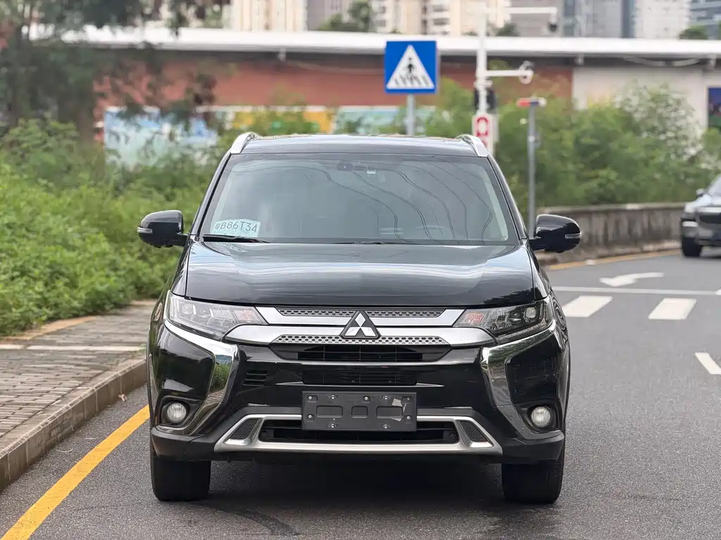 Mitsubishi Outlander 2020 — фото 2