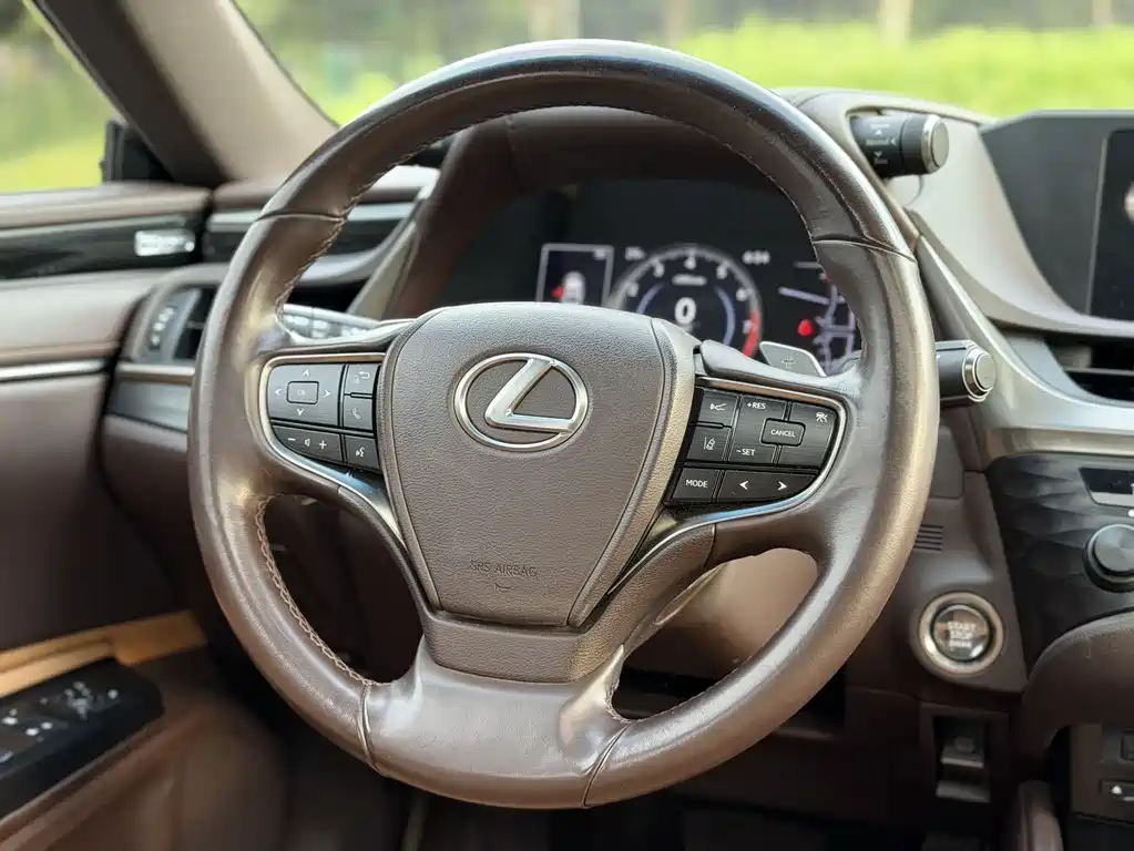 Lexus ES 2020