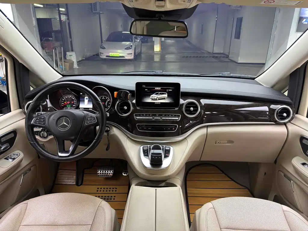 Mercedes-Benz V-Class 2018 — фото 16