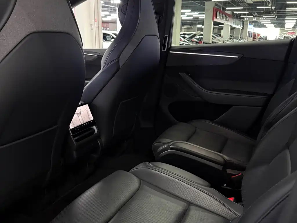 Tesla Model Y L 2026