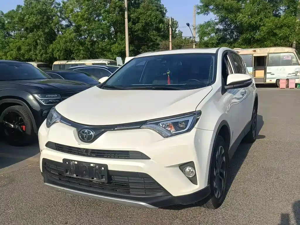 Toyota RAV4 2018 — фото 3