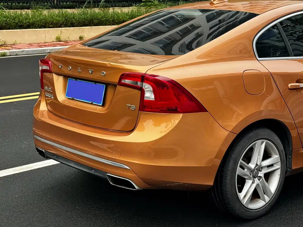 Volvo S60 2014 — фото 16