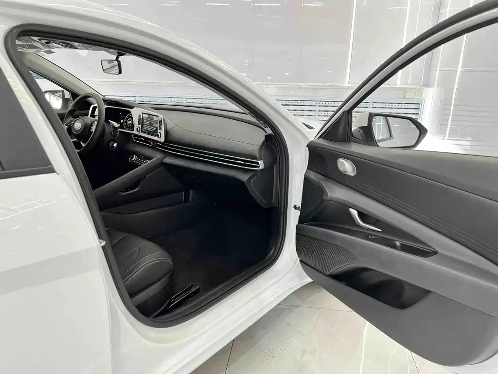 Hyundai Elantra 2024 — фото 17