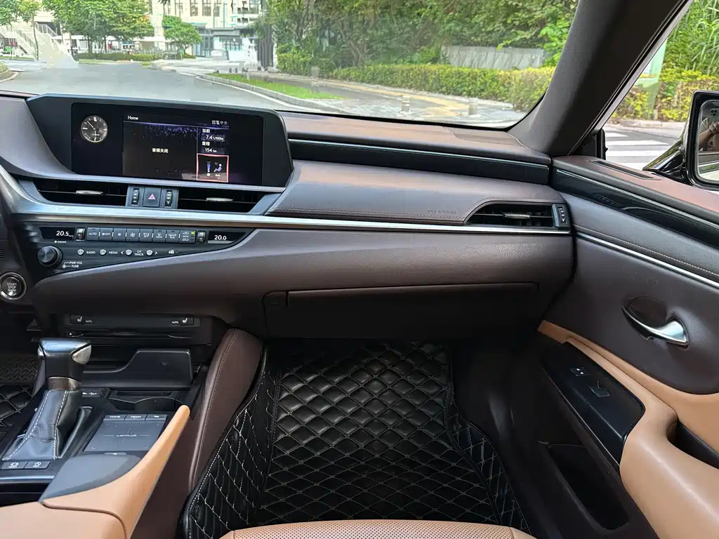 Lexus ES 2020 — фото 14