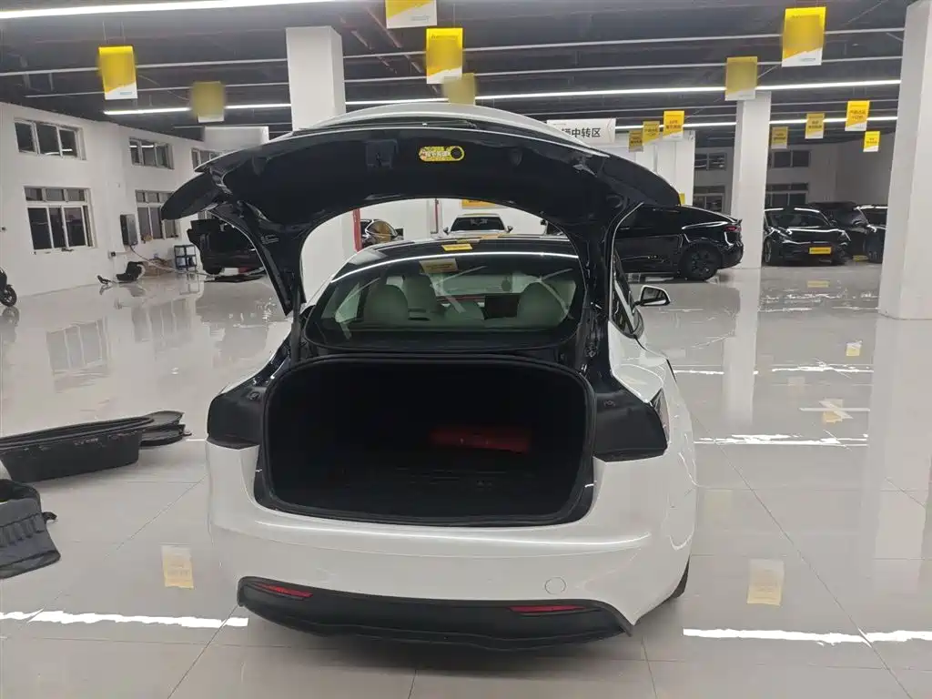 Tesla Model 3 2025 — фото 15