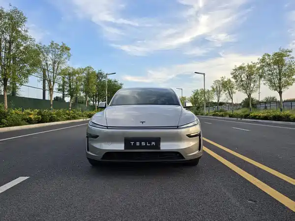 Tesla Model Y L 2026