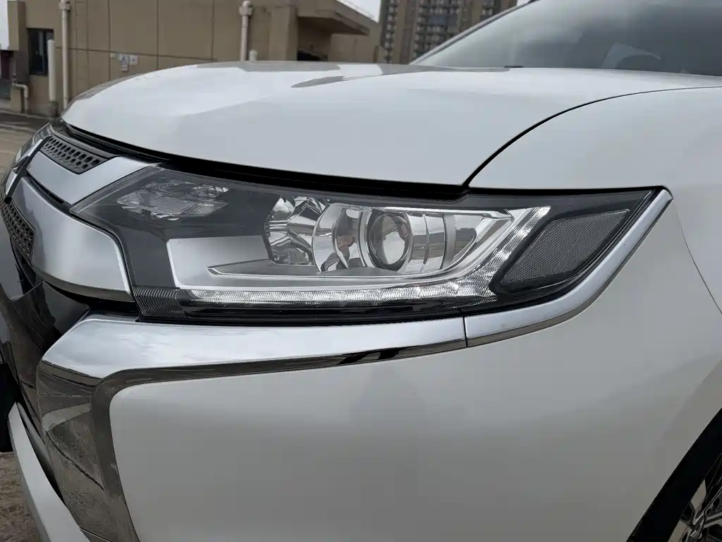 Mitsubishi Outlander 2022 — фото 13