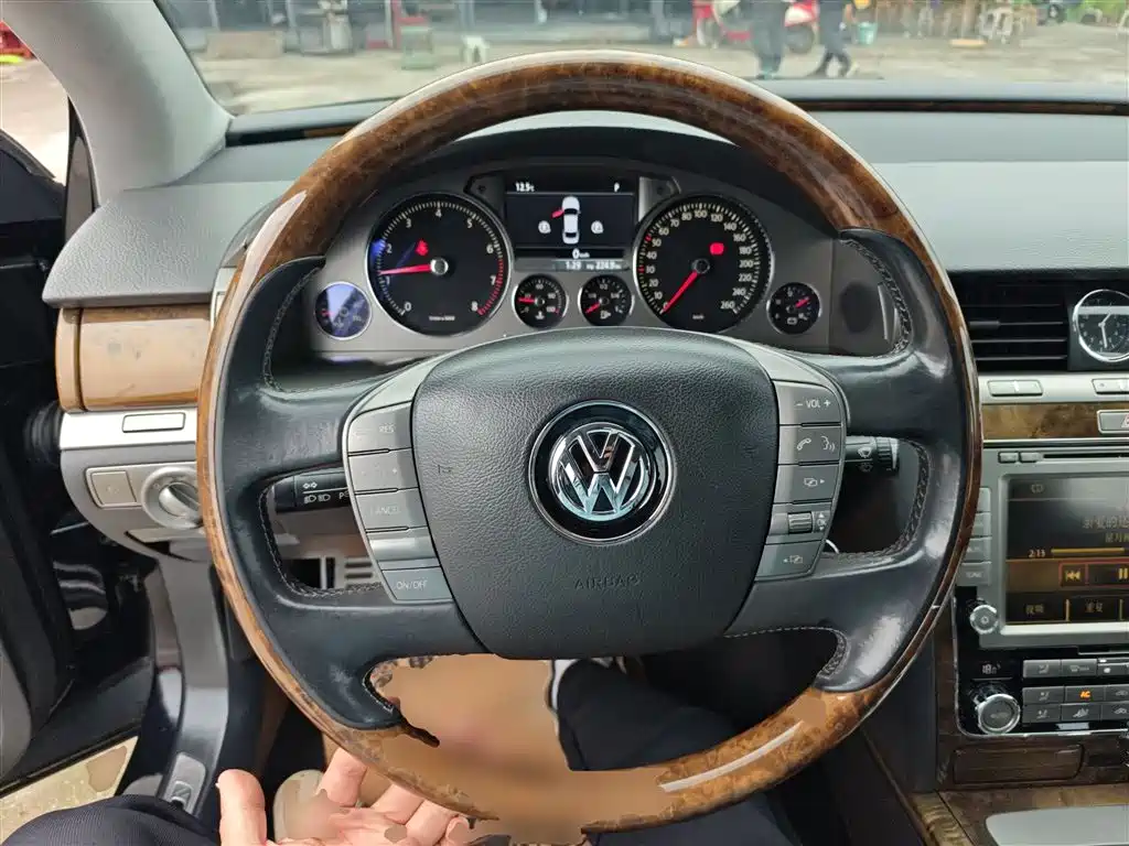 Volkswagen Phaeton 2015 — фото 11