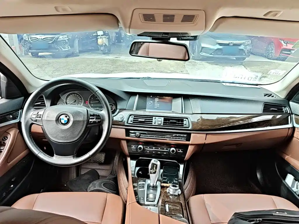 BMW 5 Series 2015 — фото 10