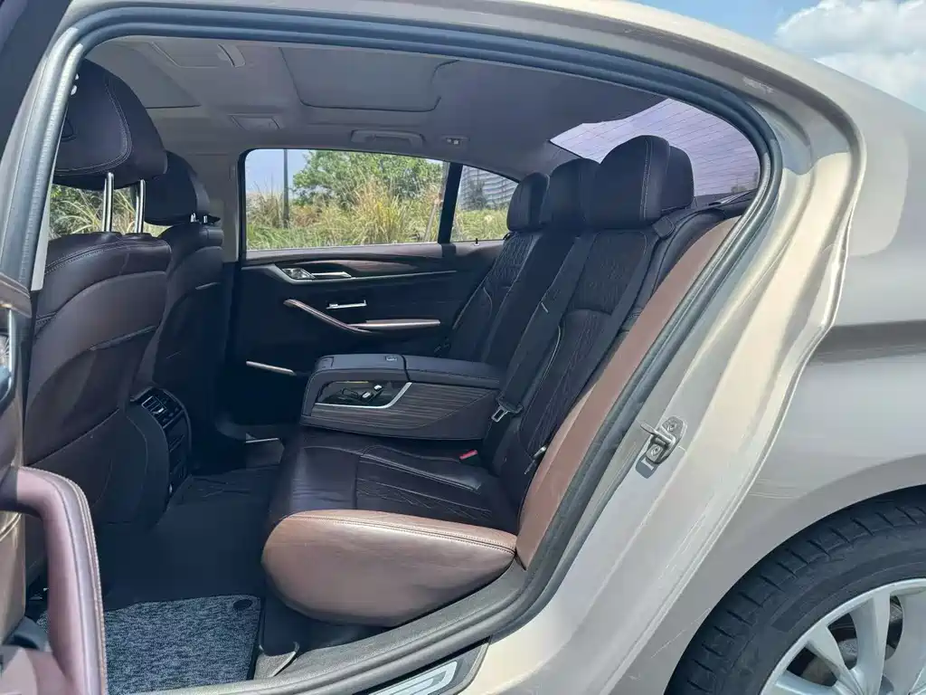 BMW 5 Series New Energy 2019 — фото 9