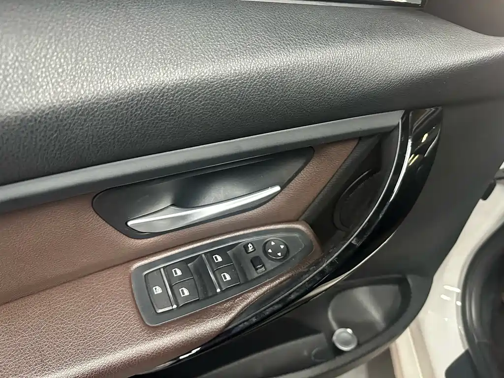 BMW 3 Series 2018 — фото 9