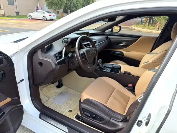 Lexus ES 2019