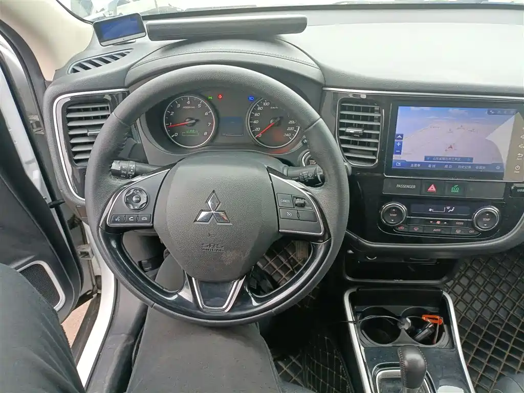 Mitsubishi Outlander 2018 — фото 11