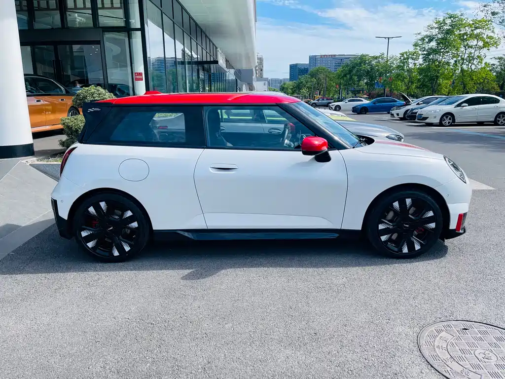MINI JCW EV 2025 — фото 3