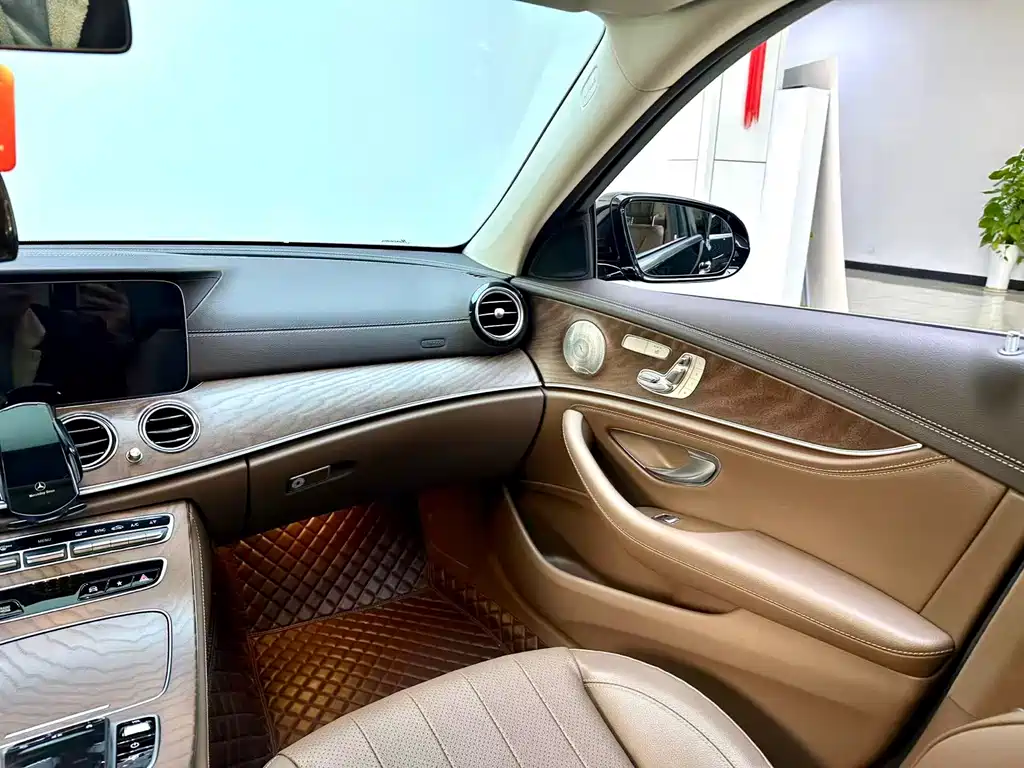 Mercedes-Benz E-Class 2023 — фото 18