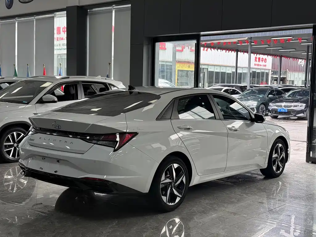 Hyundai Elantra 2022 — фото 14