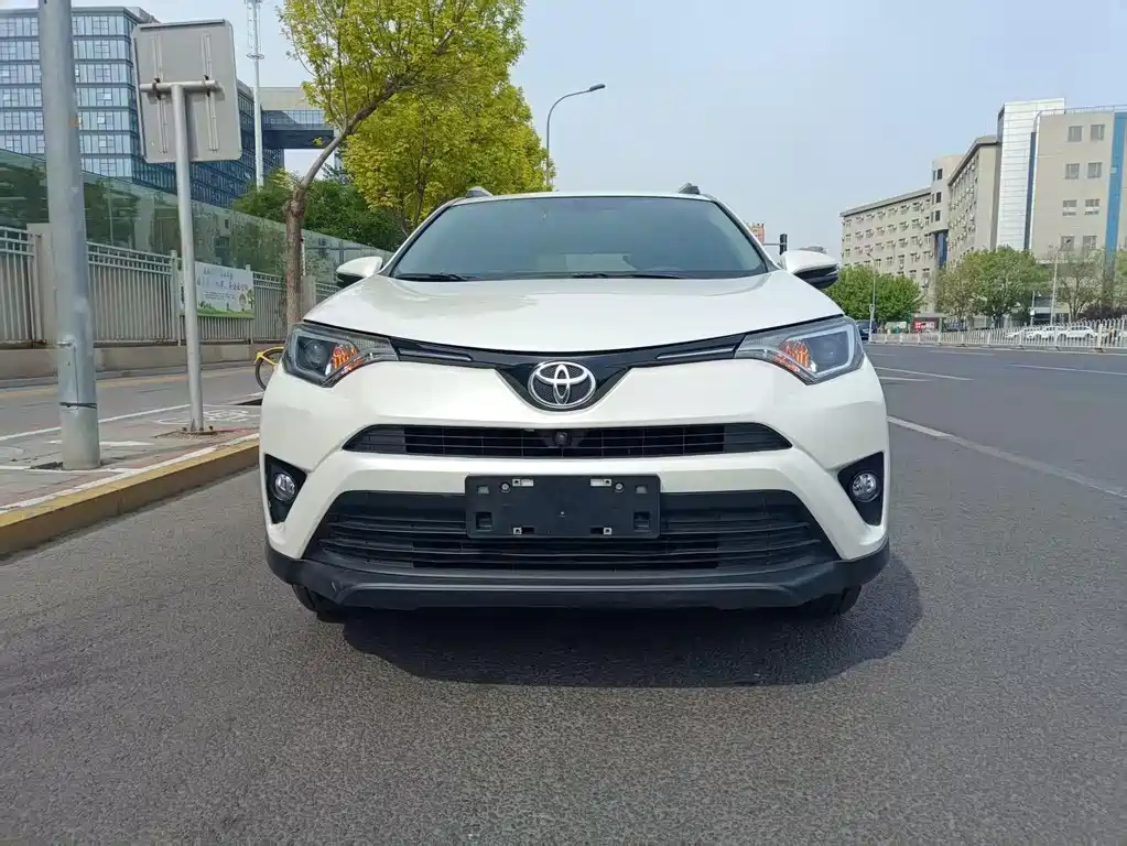 Toyota RAV4 2018 — фото 2