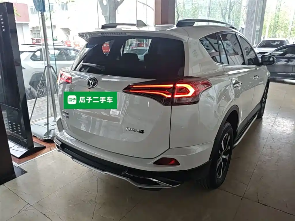 Toyota RAV4 2017 — фото 7