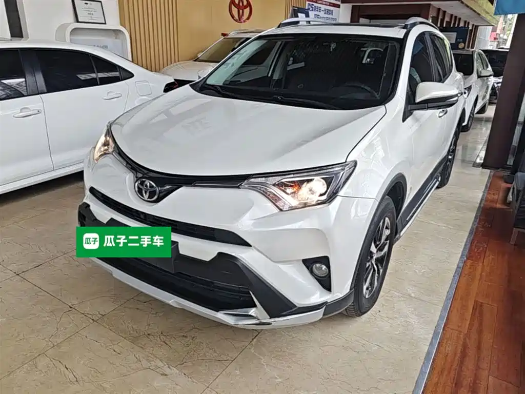 Toyota RAV4 2017 — фото 1