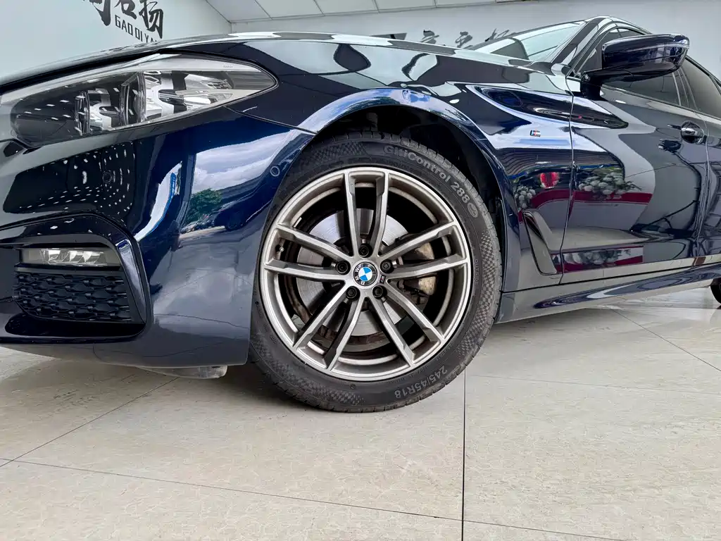 BMW 5 Series 2019 — фото 19