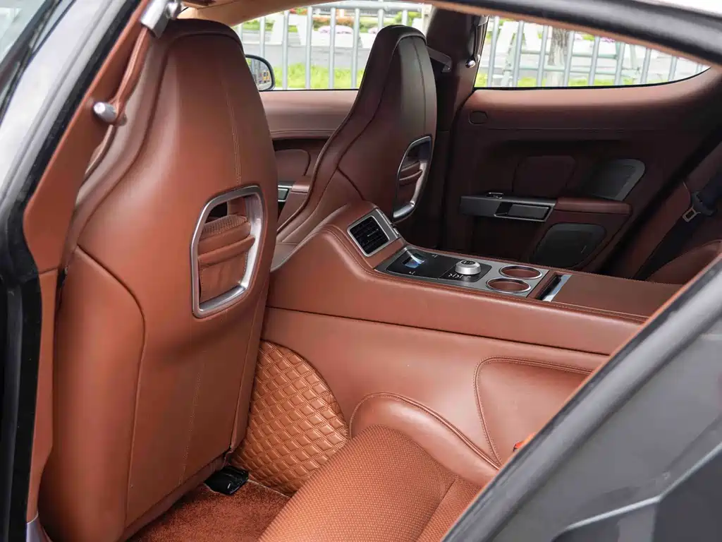 Aston Martin Rapide 2011 — фото 14