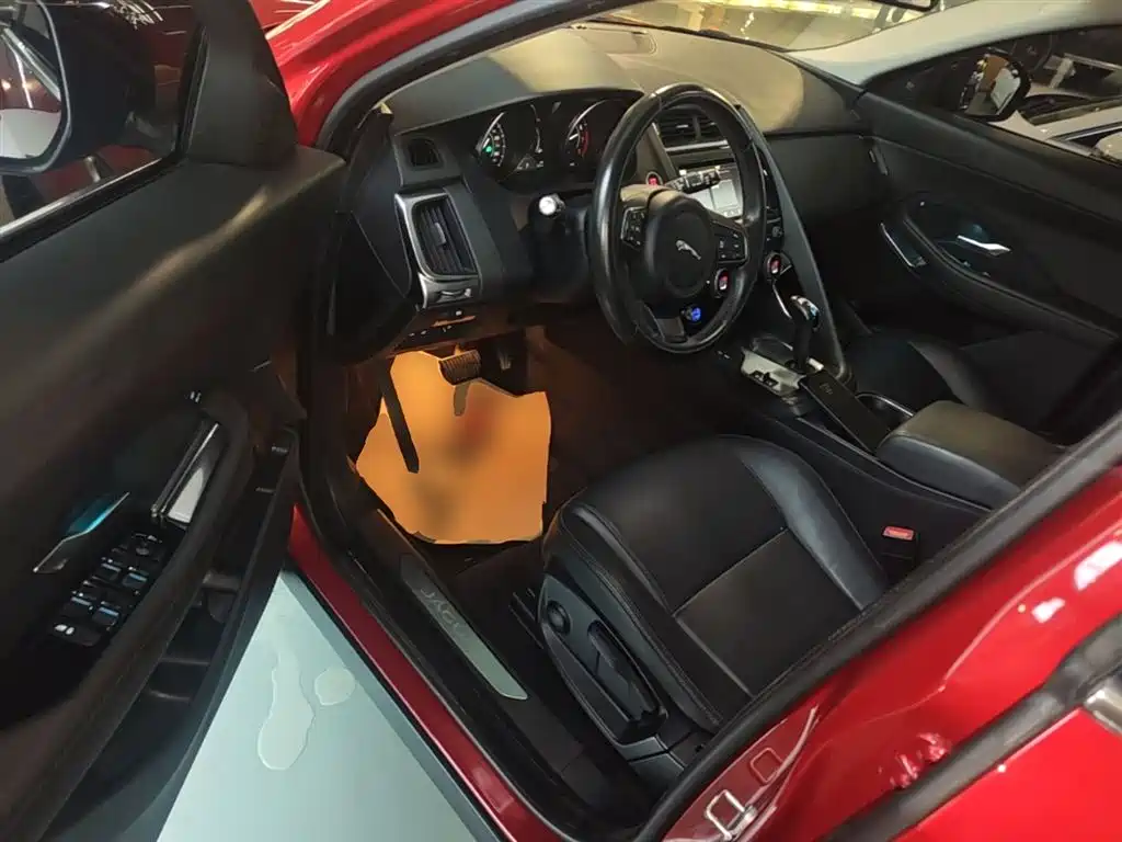 Jaguar E-PACE 2019 — фото 16