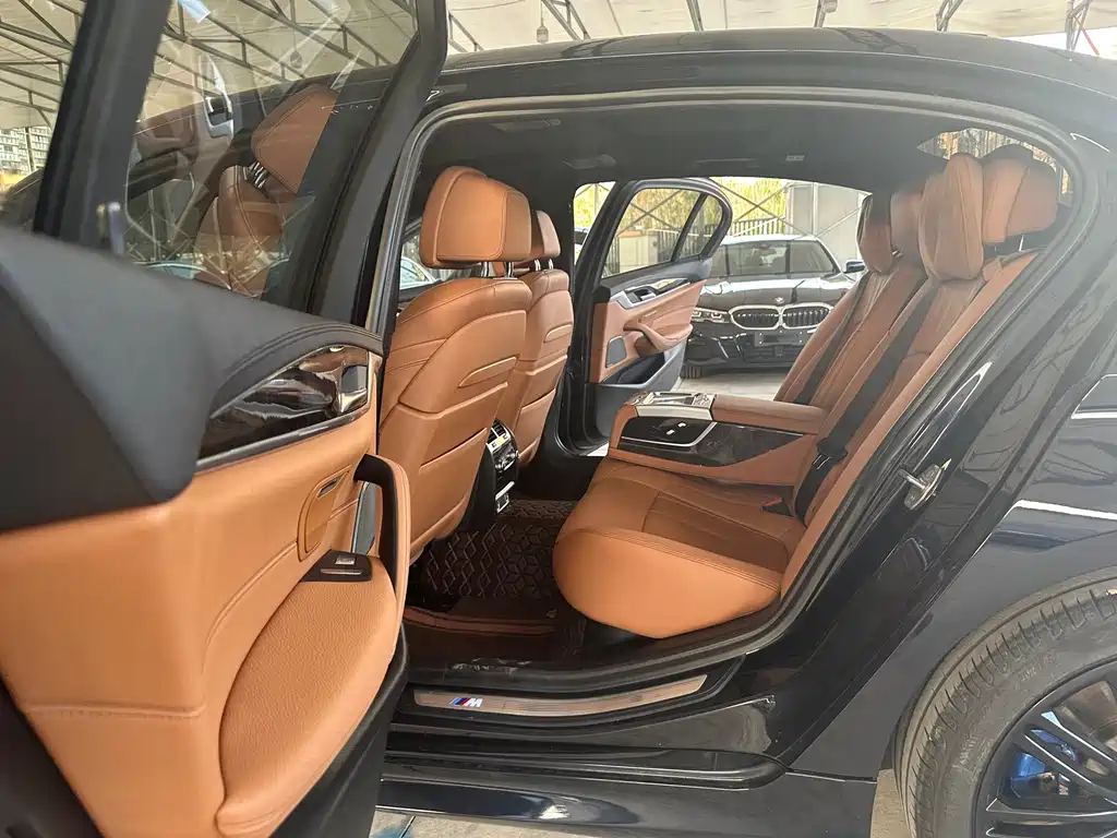 BMW 5 Series 2019 — фото 19