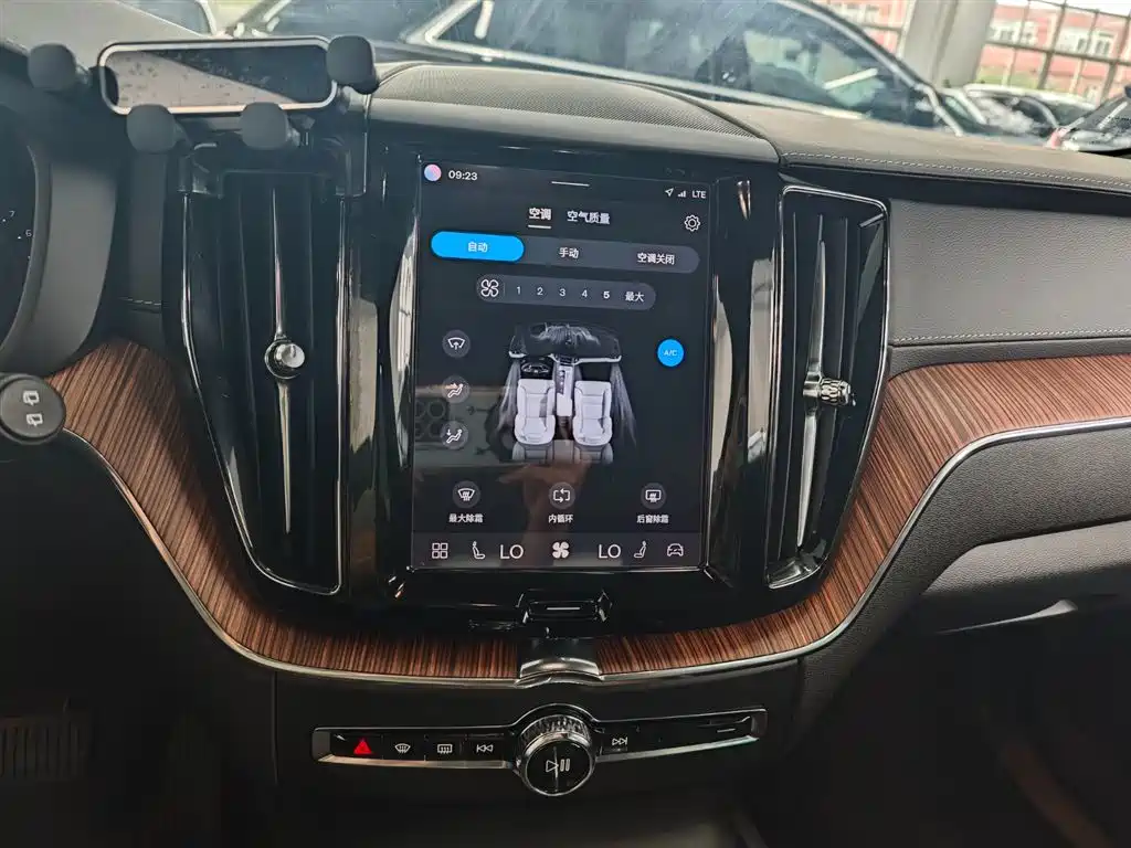 Volvo XC60 2022 — фото 23