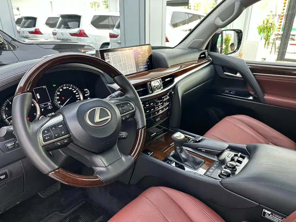 Lexus LX 2018 — фото 15