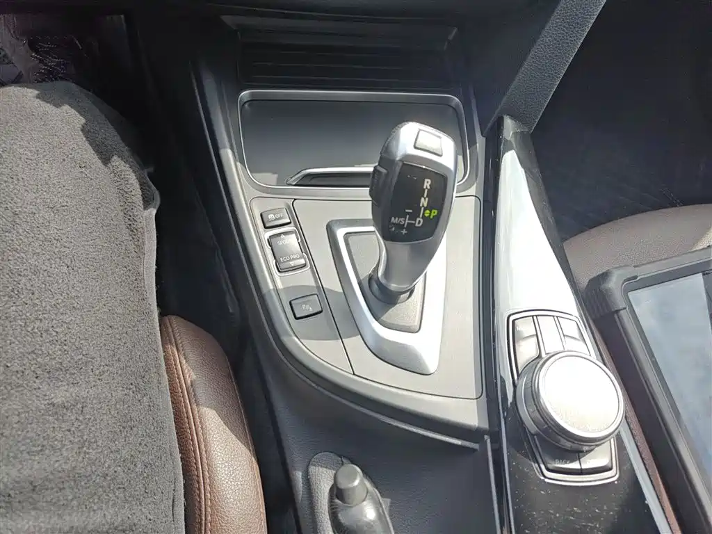 BMW 3 Series 2018 — фото 10