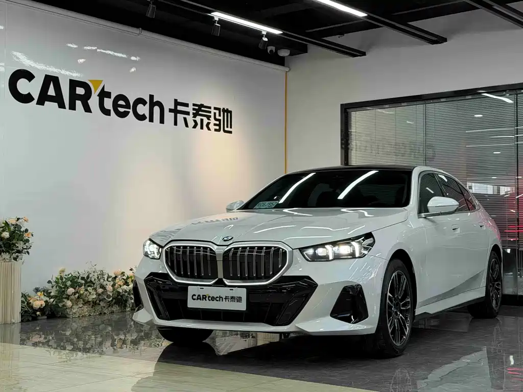 BMW 5 Series 2026 — фото 1