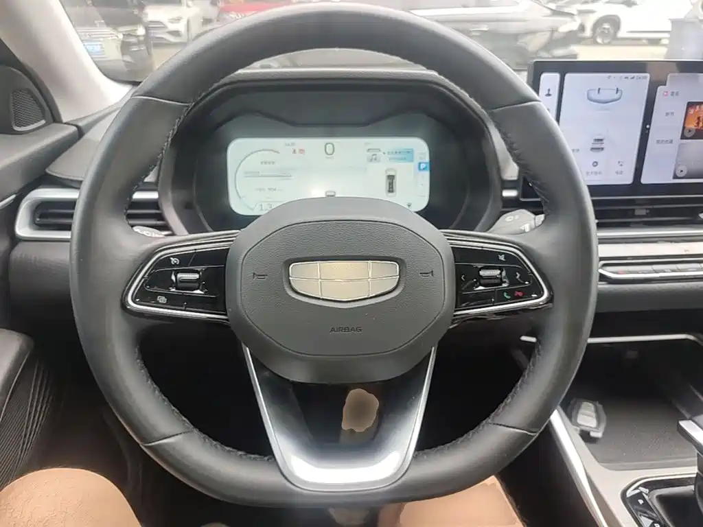 Geely Emgrand 2025 — фото 11