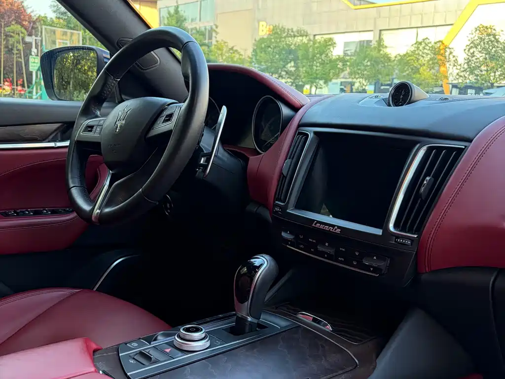 Maserati Levante 2017 — фото 13