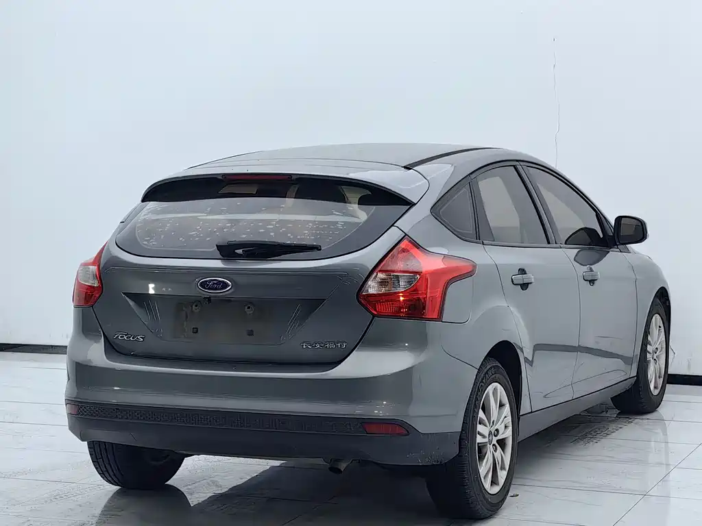 Ford Focus 2014 — фото 16