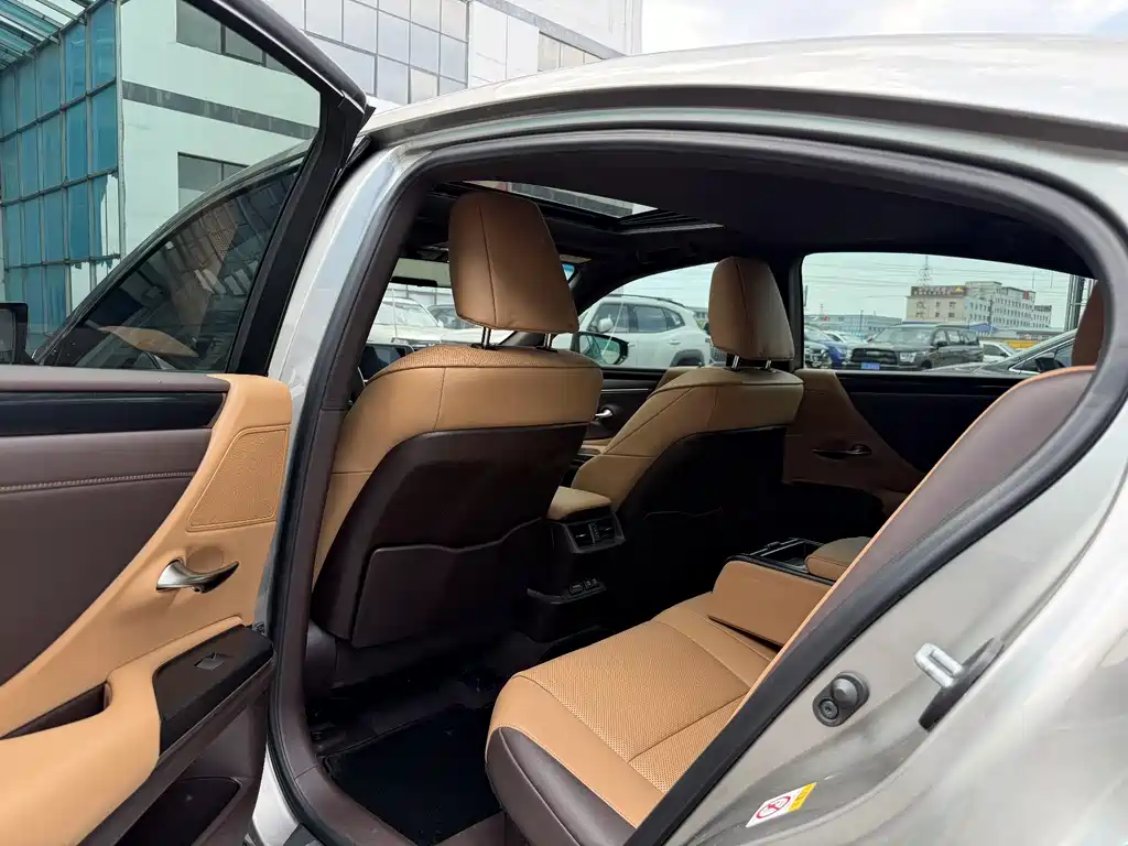 Lexus ES 2018 — фото 11