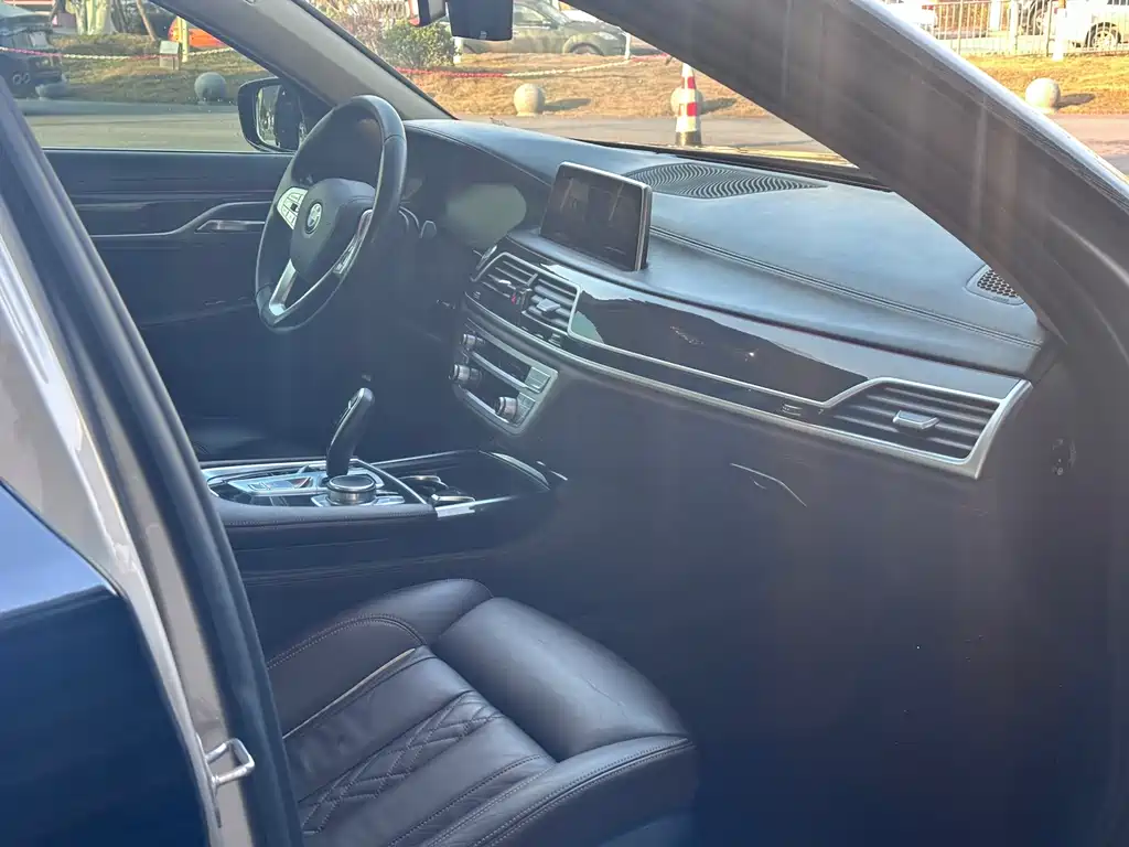 BMW 7 Series 2019 — фото 14