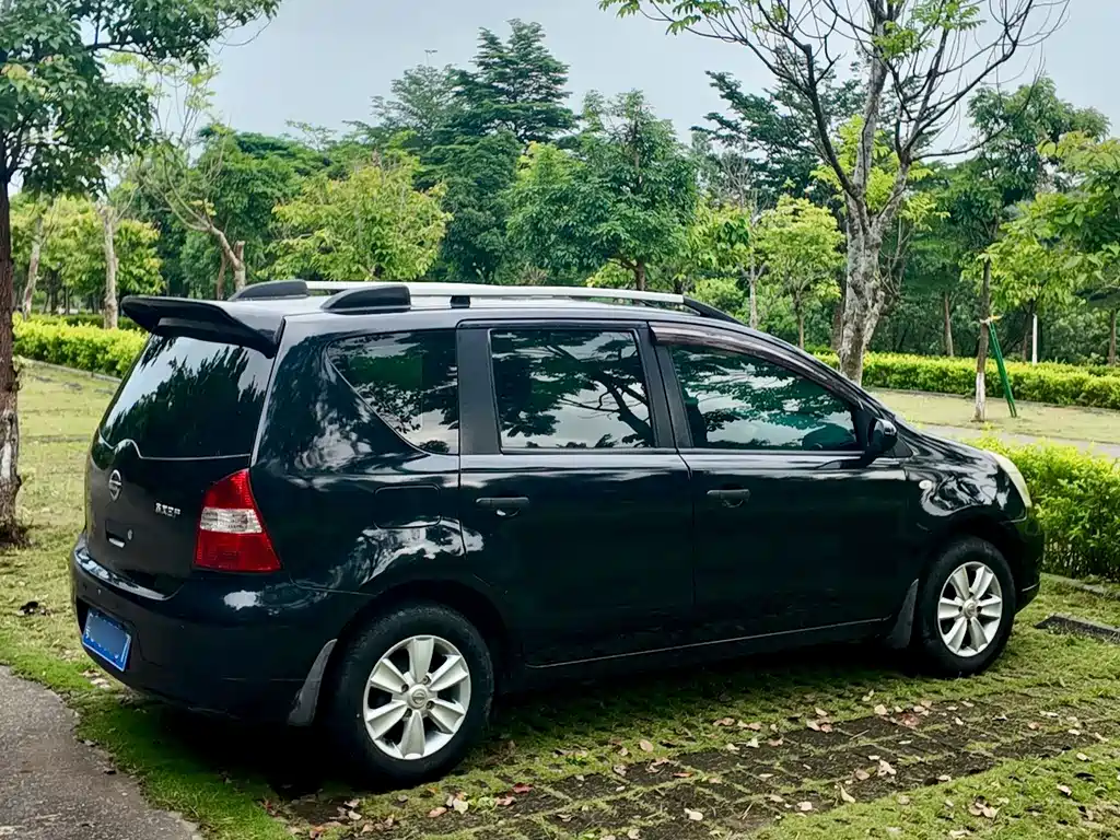 Nissan Livina 2011 — фото 24