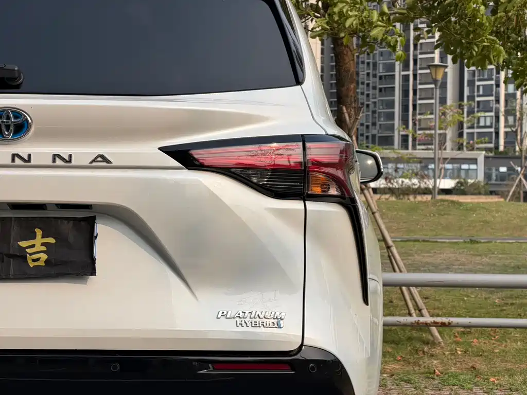 Toyota Sienna 2023 — фото 25