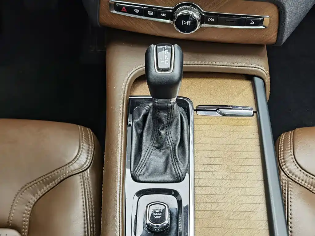 Volvo XC90 2018 — фото 13