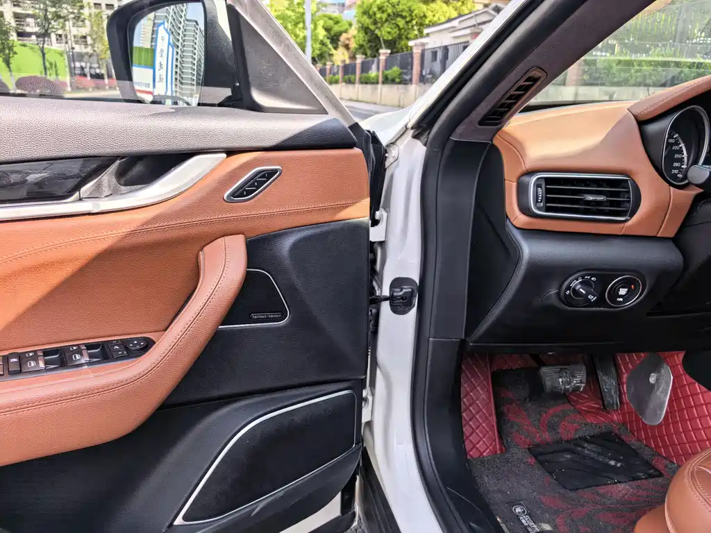 Maserati Levante 2017 — фото 12