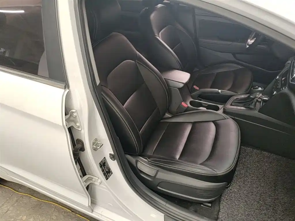 Hyundai Elantra 2019 — фото 19