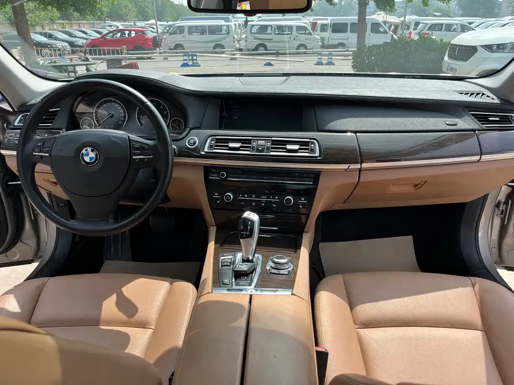 BMW 7 Series 2010 — фото 18