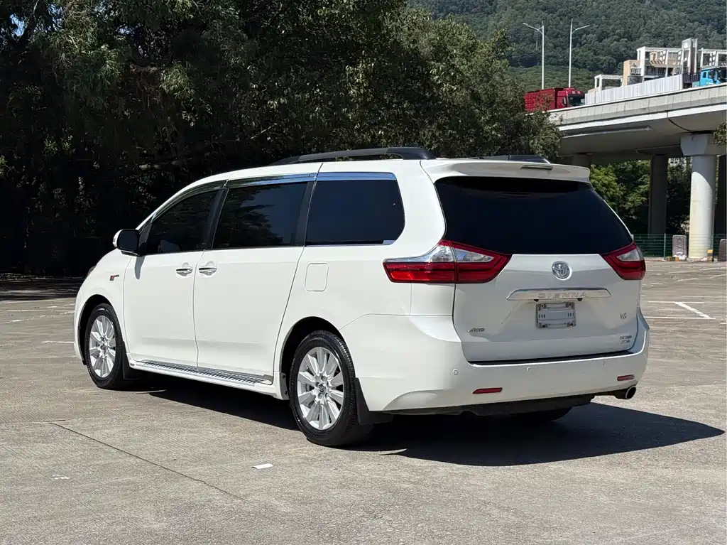 Toyota Sienna 2017 — фото 4
