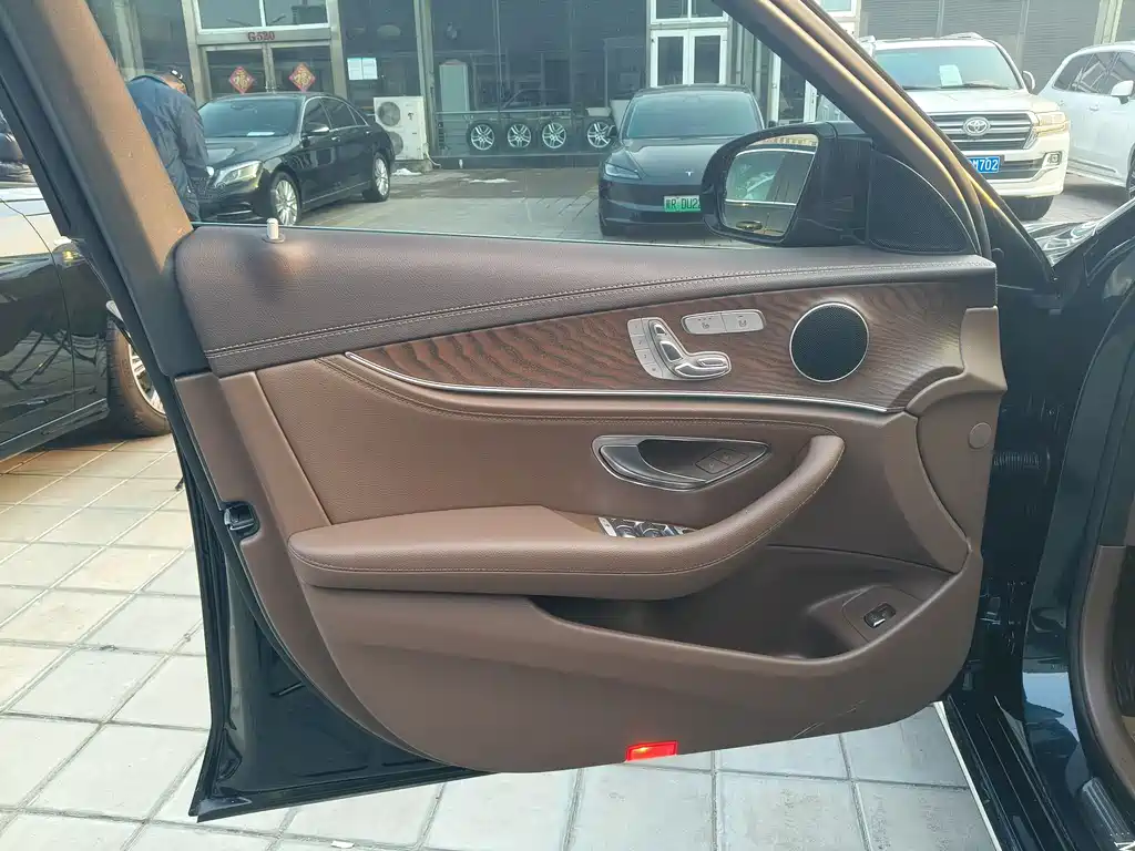 Mercedes-Benz E-Class 2023 — фото 6